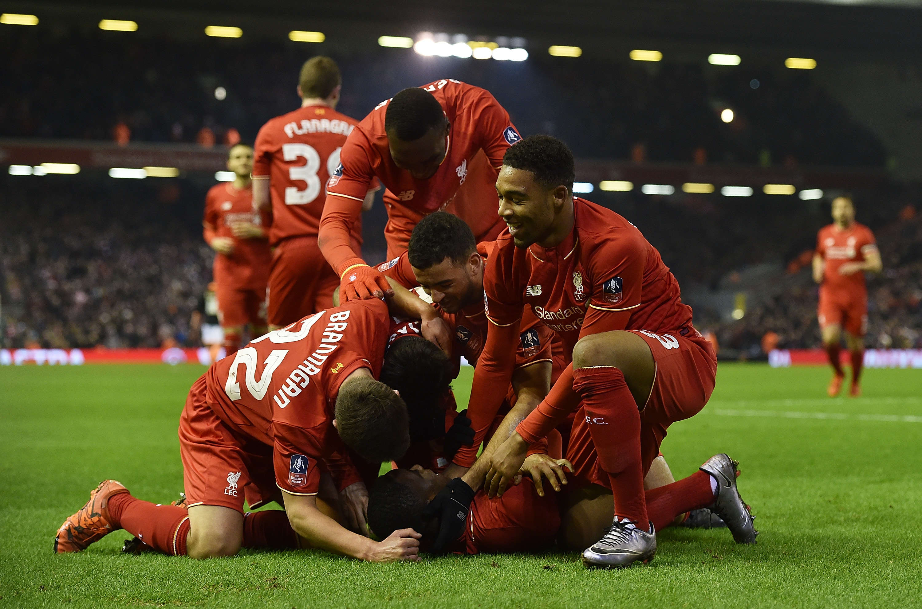 欧冠半场：詹姆斯助攻佩德罗破门，切尔西暂1-0亚特兰大（欧冠中场战报：詹姆斯送助攻佩德罗建功，切尔西暂以1-0领先亚特兰大）