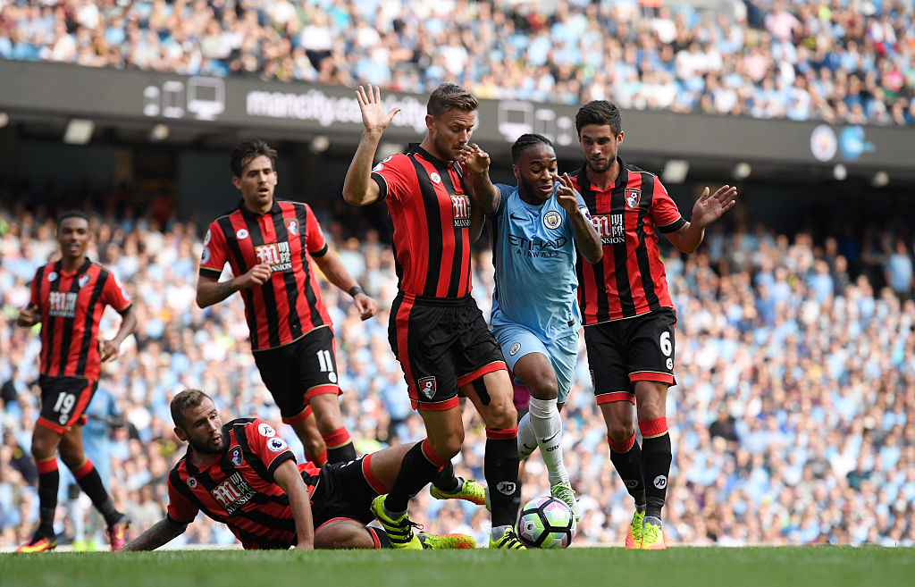 德比战投掷物品，西足协处罚塞维利亚部分看台关闭3场+罚款（因德比投掷事件，西足协重罚塞维利亚：部分看台封闭3场并罚款）