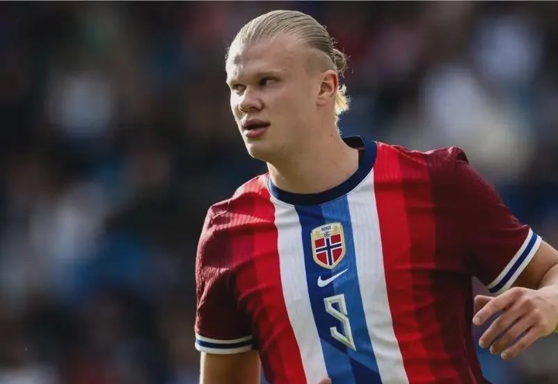 霍伊伦德梅开二度 那不勒斯击败尤文后登上意甲榜首（霍伊伦德双响，那不勒斯力克尤文登顶意甲榜首）