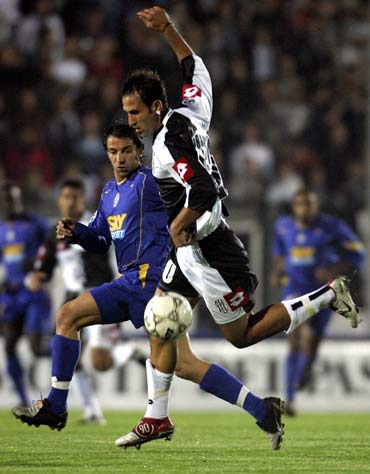 混团世界杯：梁靖崑单打告负莎头双打得分 中国8-2法国（混团世界杯战报：中国8-2胜法国，梁靖崑单打憾负，莎头双打建功）