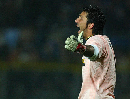 米兰逆转取胜：让2追3靠阿莱格里“电话指挥”，更靠美队替补救主（米兰让二追三逆转取胜：阿莱格里电话布阵，美队替补建功）