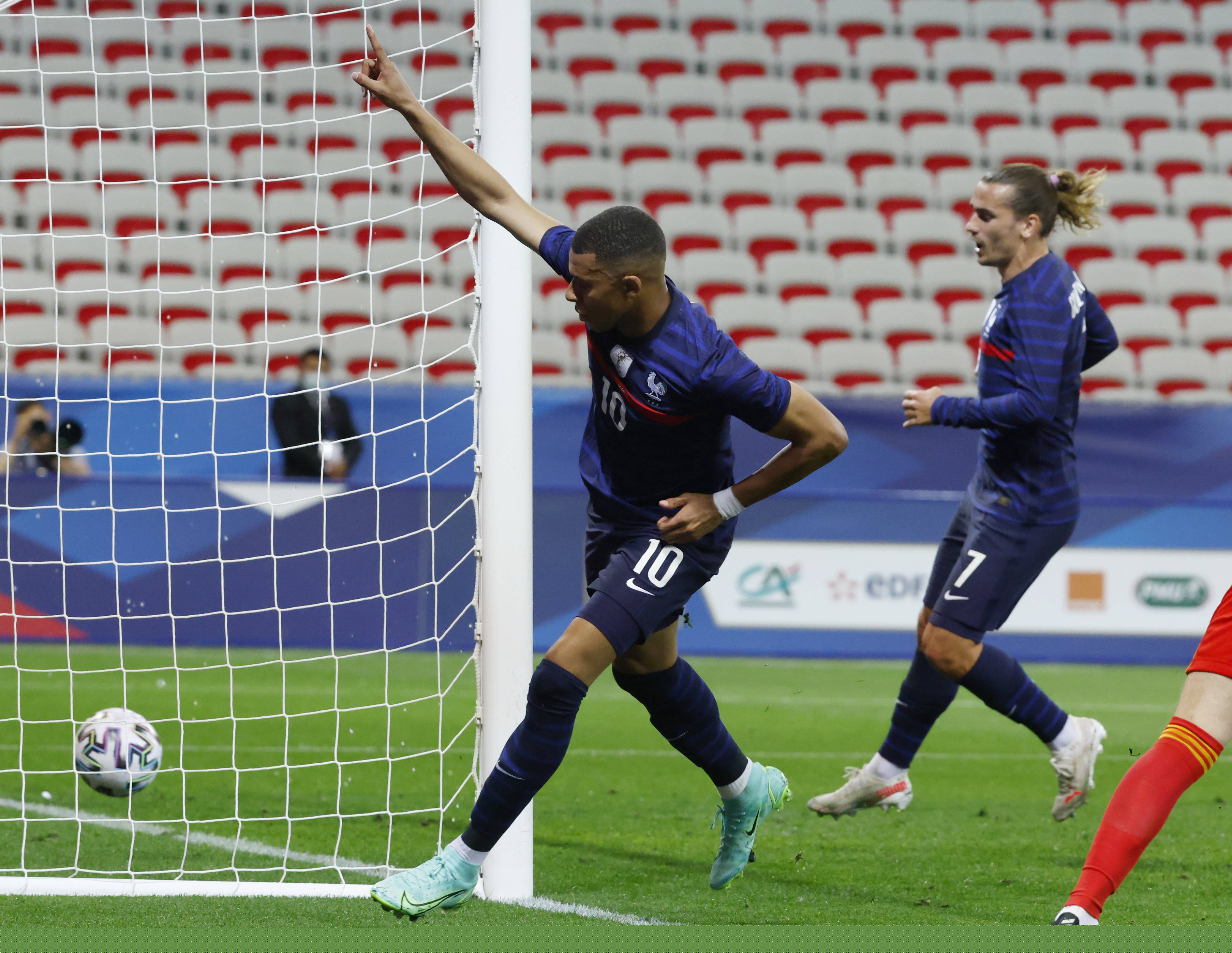 拉齐奥球迷抗议俱乐部导致球场空荡荡，洛蒂托：我不接受威胁（拉齐奥看台冷清因球迷抗议，洛蒂托回应：绝不接受威胁）