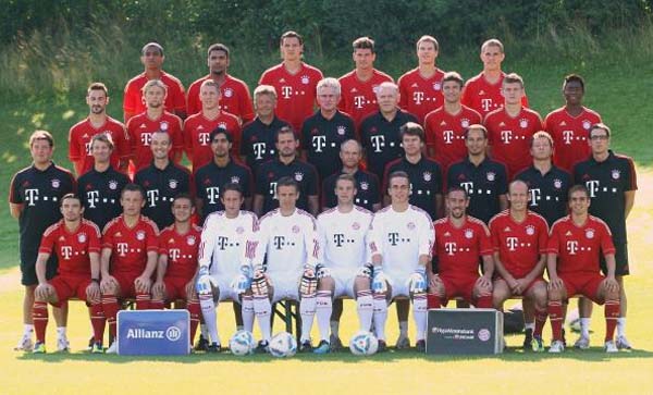 塞维利亚德比前双方极端球迷发生冲突，爆发斗殴并投掷焰火（塞维利亚德比前夕，双方极端球迷对峙升级为斗殴并投掷焰火）