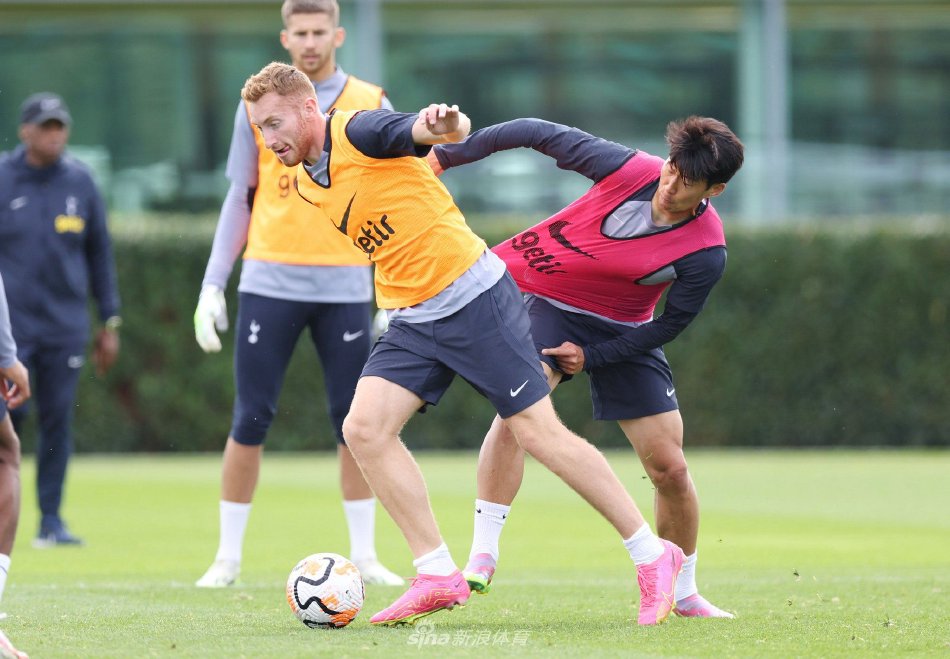 罗马诺：阿莫林坚持留下齐尔克泽；梅努向往租借加盟那不勒斯（罗马诺：阿莫林铁心挽留齐尔克泽，梅努盼租借赴那不勒斯）