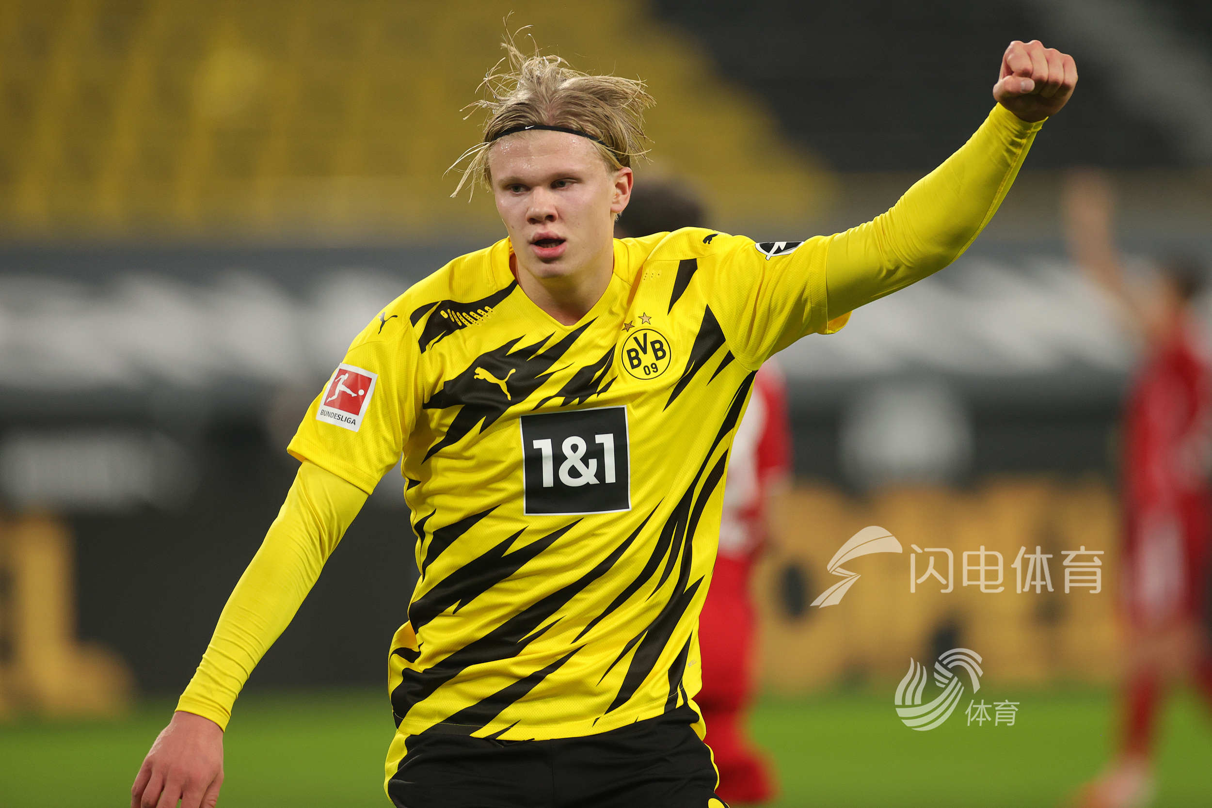 宋凯出席中国体育美术作品展览，与奥运冠军金牌合影