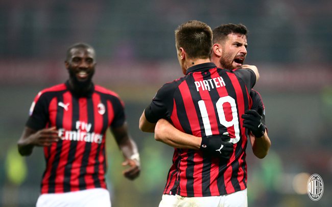 TA：阿莫林会在赛后与球迷合影，并会在其他场合展现出亲和力（TA：阿莫林赛后常与球迷合影，日常亦展露亲和力）