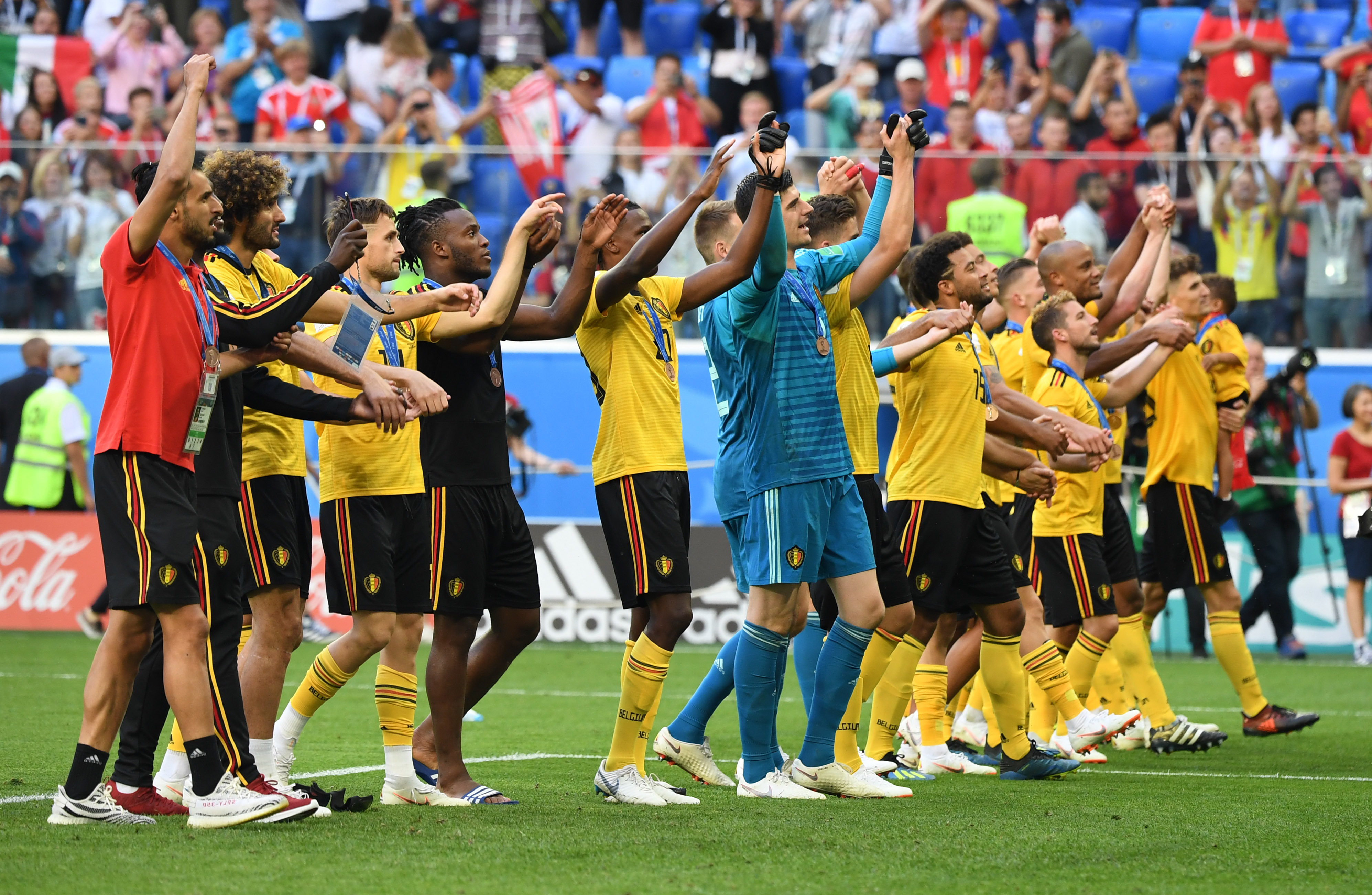 现场观看梅西杯，梅西与苏亚雷斯儿子本哈明一同观战（梅西携苏亚雷斯之子本哈明现身梅西杯看台）